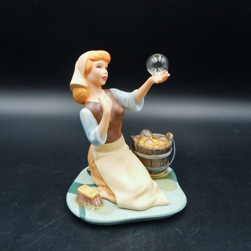 Walt DIsney CC Cinderella “They Can't Stop Me From Dreaming” Figurine COA & BOX